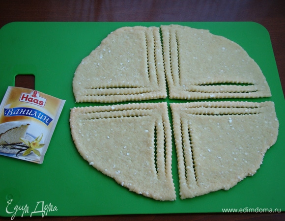 Затем на каждой из 4-х частей сделать по два параллельных разреза с двух сторон.