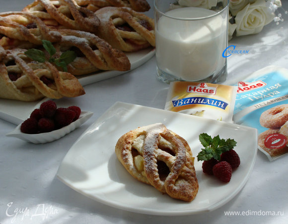 Перед подачей плетенки посыпать нетающей сахарной пудрой бренда Haas, и можно наслаждаться вкусной ароматной выпечкой! Фруктово-ягодная выпечка очень вкусна как с молоком, так и с чаем или кофе. Приятного чаепития!