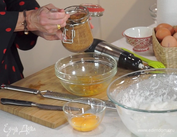С апельсина снять цедру, выжать сок, перемешать и добавить 1 ст. л. коричневого сахара. По одному ввести желтки, каждый раз взбивая смесь на медленной скорости.