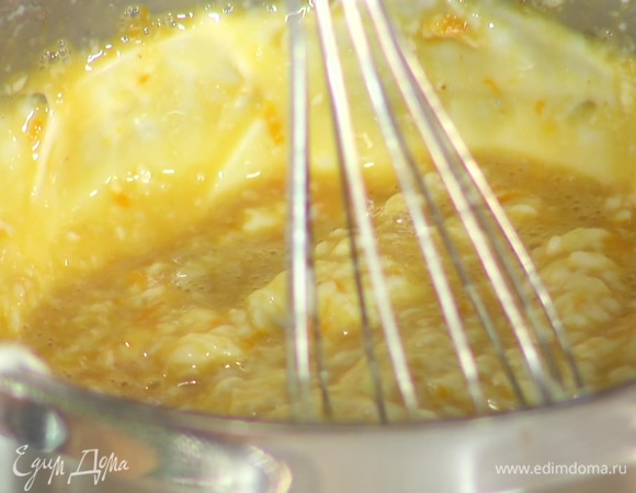 Полученную смесь добавить к соусу из муки и масла, перемешать миксером на небольшой скорости.