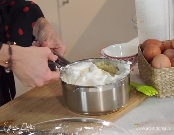 В цитрусовую основу сначала добавить небольшое количество взбитых белков и тщательно перемешать. Затем выложить оставшиеся белки и аккуратно соединить две массы, перемешивая сверху вниз.