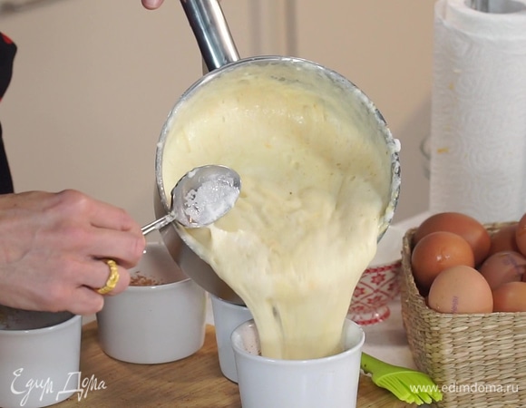 Вылить суфле в формочки, заполняя их на 2/3 объема.