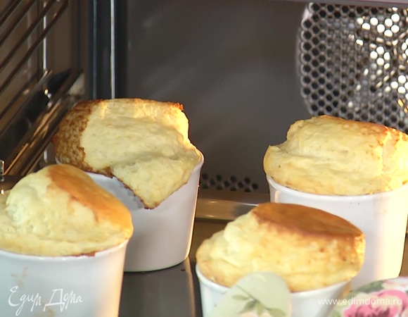 Поставить формы с суфле в разогретую до 180°C духовку и запекать 15 минут (ориентируйтесь по своей духовке; важно, чтобы суфле как следует поднялось). Не стоит сразу доставать суфле из духовки — пусть постоит там еще минуту, чтобы не опало.