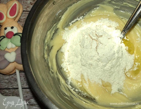 В масляную массу постепенно добавляем по одному куриному яйцу и столовой ложке муки, чтоб не было расслоения массы. Все хорошо взбиваем.