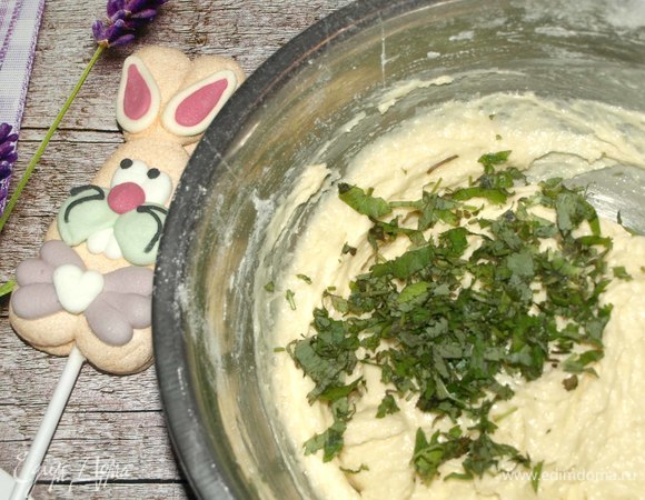 Добавить мелиссу к масляно-яичной массе.