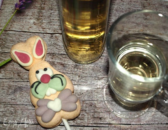 Вино должно быть комнатной температуры. Мартини можно заменить десертным вином или яблочным соком (если пирог будут есть дети).