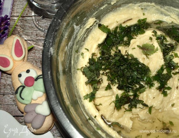 Добавляем вино к масляно-яичной массе с мелиссой и тщательно перемешиваем.