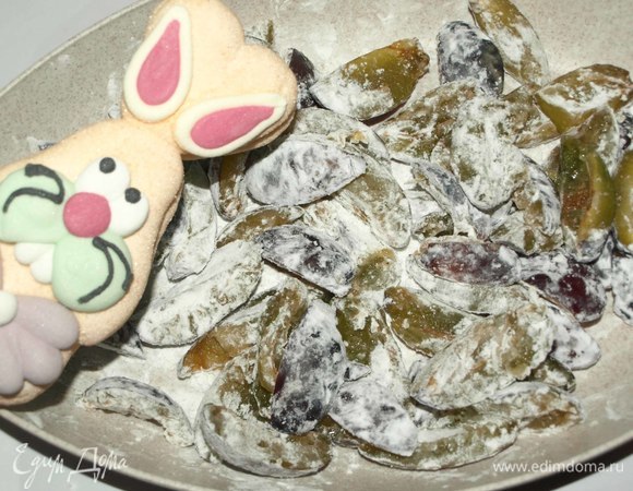 Подготовленные сливы соединить с крахмалом. Хорошо перемешать.