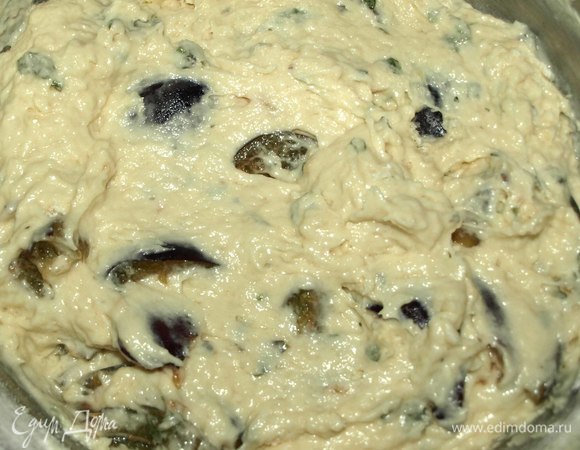 Добавить сливы к подготовленному тесту и хорошо перемешать.