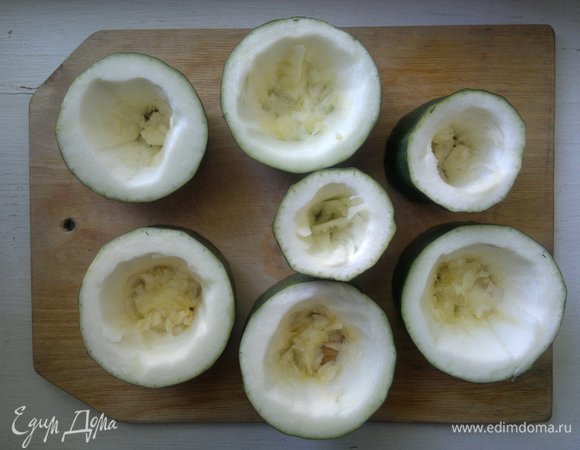 Цукини вымыть, обсушить, нарезать на шайбы высотой 6–7 см. В ингредиентах я указала 3 цукини. На самом деле у меня был один большой (больше 40 см, друзья привезли с дачи) и один маленький. Поэтому цукини средних размеров нужно взять 3–4 шт. Из каждого кусочка цукини вырезать часть мякоти, чтобы получился стаканчик с донышком.