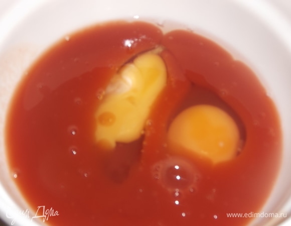 Яйца залить томатным соком. Посолить. Взболтать вилкой.