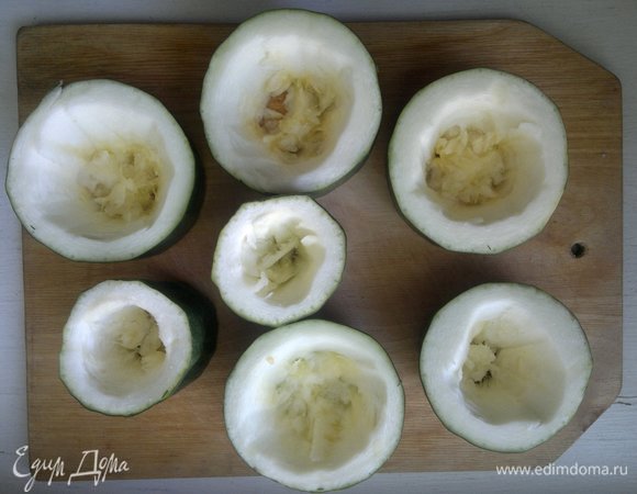 Каждый стаканчик цукини внутри посолить немного и поставить в микроволновку при полной мощности на 8–10 минут для размягчения. Время зависит от зрелости цукини.