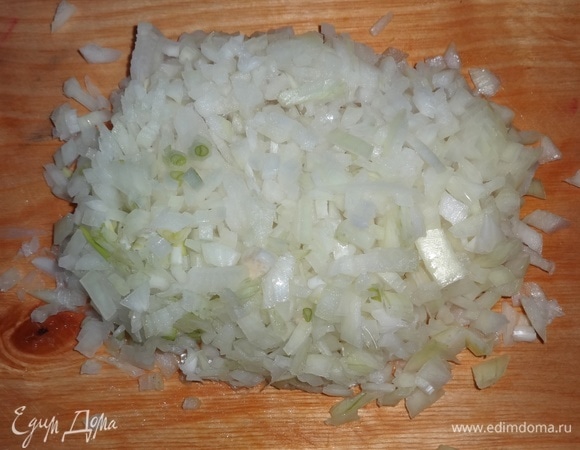 Лук почистить, мелко нарезать. Чеснок почистить, натереть на мелкой терке.
