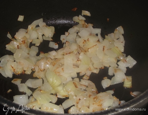 Лук нарезать. Обжарить на растительном масле до золотистого цвета.