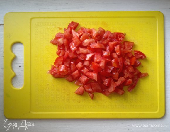 Помидоры вымыть, обсушить, нарезать мелкими кубиками.