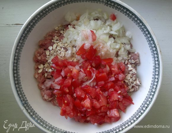 Добавить в фарш лук, чеснок, помидоры, соль, перец, перемешать.