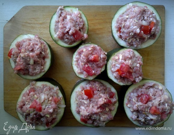 Стаканчики цукини наполнить фаршем.