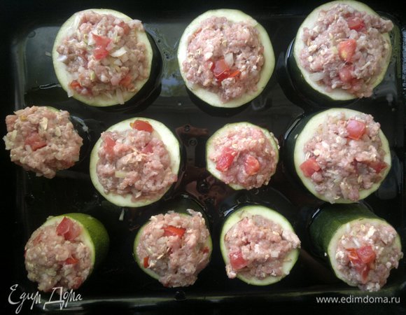 Противень смазать растительным маслом и выложить фаршированные цукини. Поставить в духовку, разогретую до 180°C, на 45–50 минут.