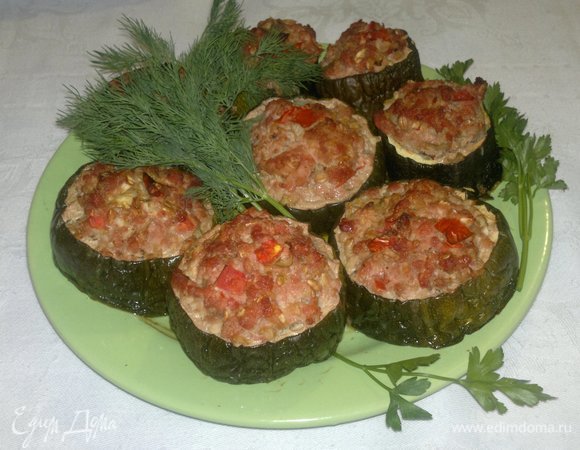 Готовые цукини выложить на блюдо, украсить зеленью.