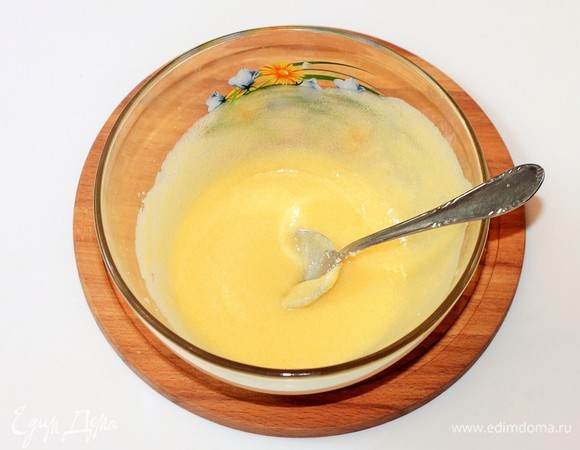 Духовку разогреть до температуры 180°C. Форму для выпечки (28х22 см) застелить (дно) пергаментной бумагой, смазать маслом. Приготовим тесто для коржа. Мягкое сливочное масло растереть с сахаром.