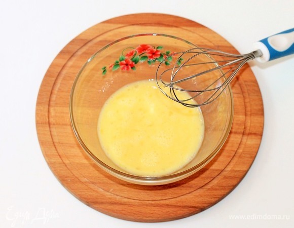 Куриные яйца взбить со щепоткой соли.