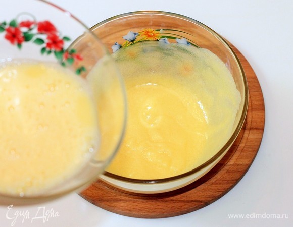 Смешать яичную смесь с масляной.