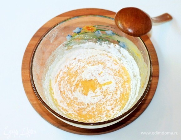 По 1 ст. л. вмешиваем мучную смесь в жидкую.