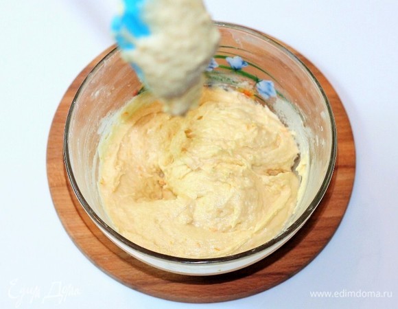 Вымешиваем густое тесто — с ложки не падает.