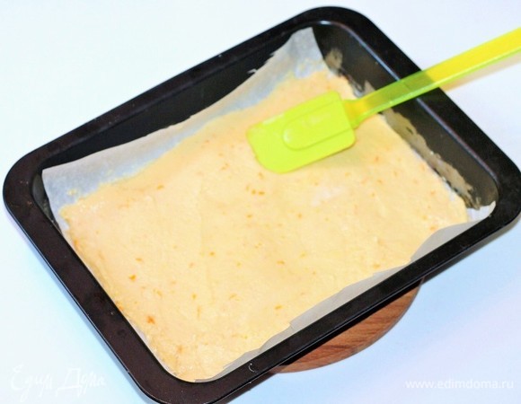 На застеленный противень выкладываем белое тесто, разравниваем мокрой силиконовой лопаткой.