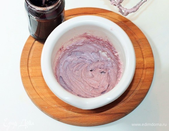 Приготовим крем для торта. Смешиваем творожный сыр с джемом и взбиваем миксером.