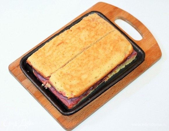 На крем кладем второй корж (не смазываем кремом). Делим заготовку на 2 части. Получилось 2 заготовки для двух тортиков.