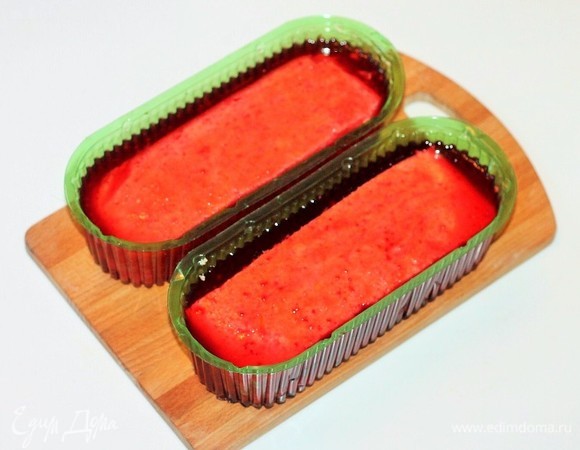 Достаем формочки из холодильника. Формочки лучше взять силиконовые, а если вот такие, как у меня, то застелить прозрачным пакетиком для быстрого извлечения заготовки из формы. При этом не нарушается желейная прослойка. Немного (2–3 ст. л.) льем на застывшее желе жидкую желейную смесь и раскладываем коржи. До середины формы наливаем желейную смесь. Почему до середины? Если заполнить сразу, корж всплывет, я уже попробовала так сделать, пришлось аккуратно сливать жидкость. Убираем формочки в холодильник.