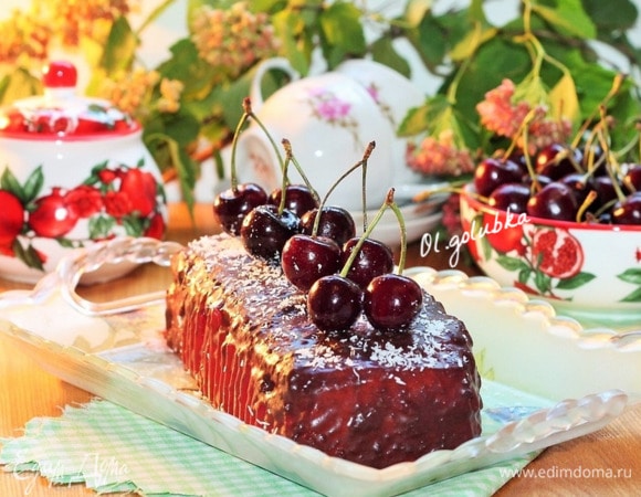 И не бойтесь заливать корж немного теплой смесью, корж не впитывает жидкость, хотя на вид пористый. Немного застывшие коржи заливаем оставшейся желейной смесью и отправляем в холодильник до полного застывания. Верх коржей заливать не надо.