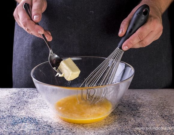 Добавьте размягченное сливочное масло.