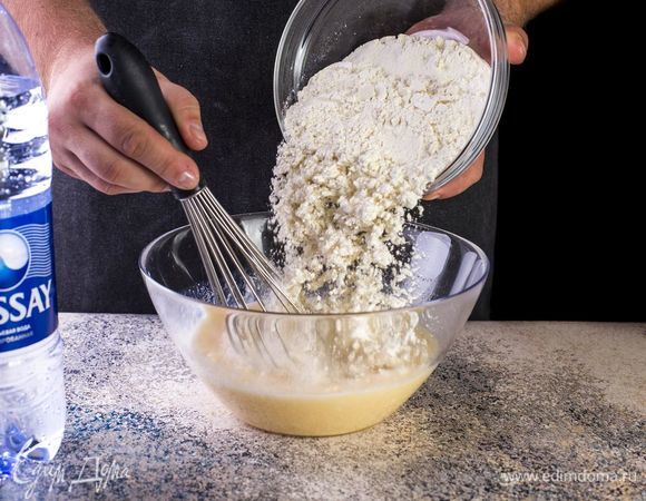 Добавьте муку, тщательно перемешайте. При необходимости добавьте воду, чтобы получить жидкое тесто для широких блинов. Добавьте соль по вкусу.