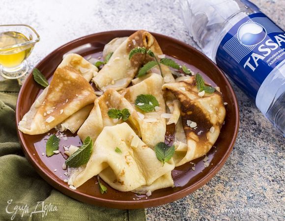 Подавайте с медом, украсив блины миндальными лепестками.