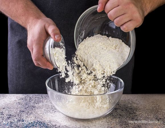 Филе минтая промойте и разрежьте на порционные кусочки. Посолите, поперчите. Подготовьте кляр. Смешайте в миске муку, крахмал.