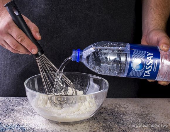 Помешивая, медленно влейте газированную воду Tassay. Тщательно перемешайте, чтобы не было комочков.