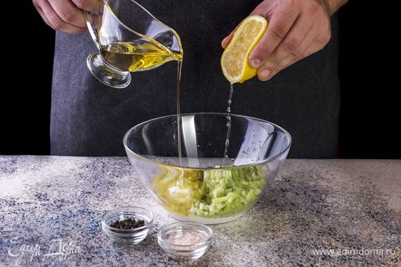 Смешайте в чашке нарезанные овощи, натуральный йогурт, оливковое масло и лимонный сок. Добавьте соль, перец по вкусу. Перемешайте.