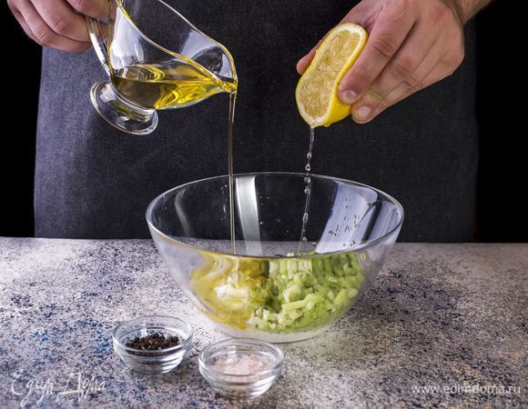 Смешайте в чашке нарезанные овощи, натуральный йогурт, оливковое масло и лимонный сок. Добавьте соль, перец по вкусу. Перемешайте.