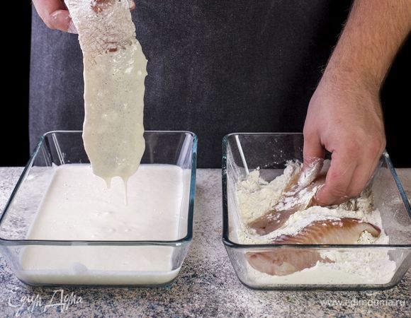 В муку добавьте соль и перец. Куски рыбы обваляйте в муке, а потом обмакните в кляр.