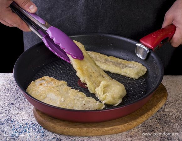 Обжарьте на раскаленной сковороде с растительным маслом с двух сторон до румяной корочки.