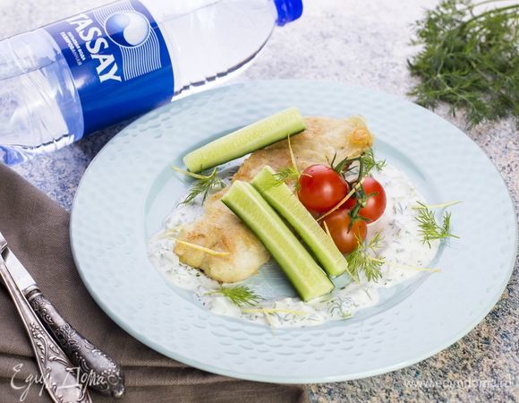 Подавайте с домашним соусом тартар и свежими овощами.