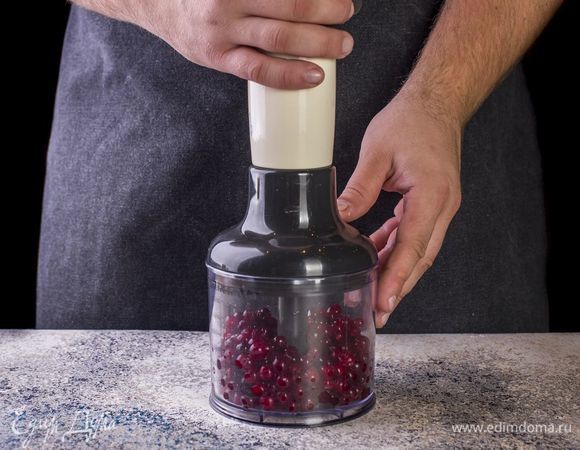 Клюкву пробейте блендером до состояния пюре.