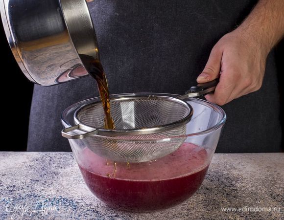 Процедите ягоды через сито.