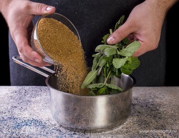 В сотейнике соедините обычную негазированную воду с сахаром, шалфеем и мятой. Доведите до кипения. Дайте настояться, чтобы сироп был ароматный.