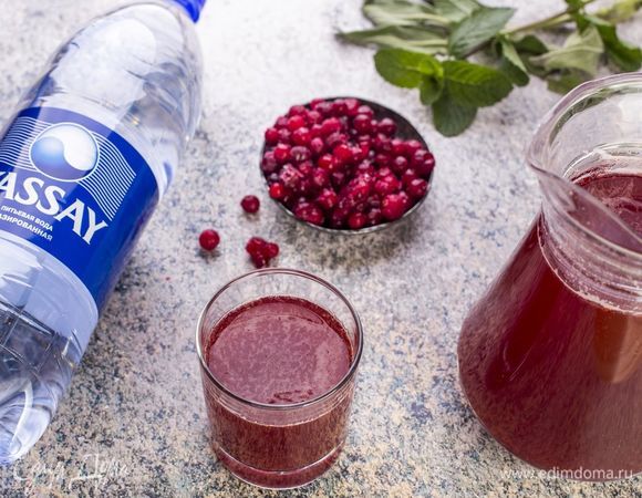 Добавьте полученный остывший сироп к ягодному соку. Подавайте этот бодрящий напиток охлажденным.