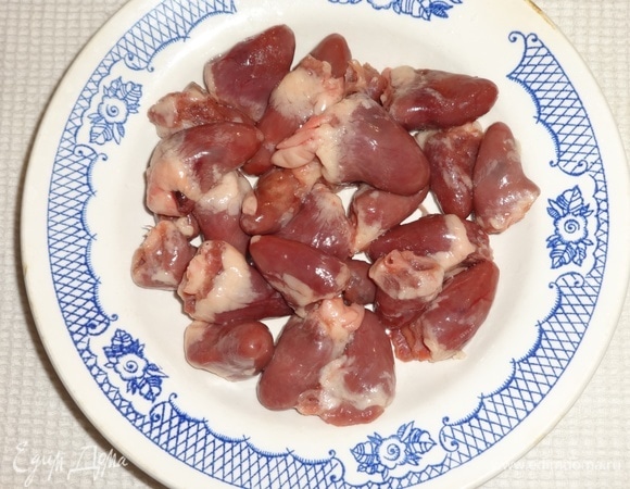 Куриные сердечки тщательно промыть под проточной водой.