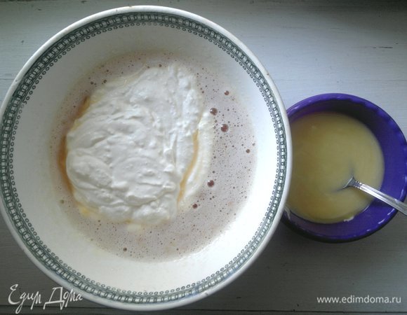 Соединить вместе сахарно-яичную и творожно-сметанные массы. Сливочное масло растопить.