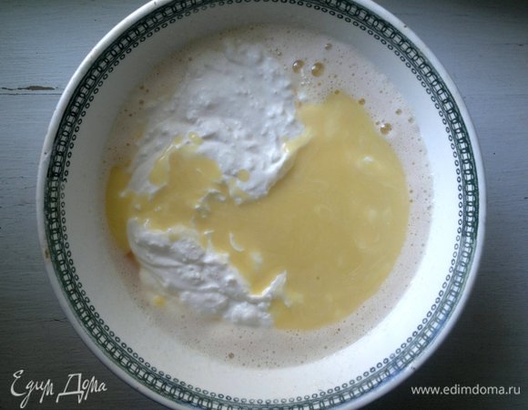 Влить растопленное масло, перемешать.